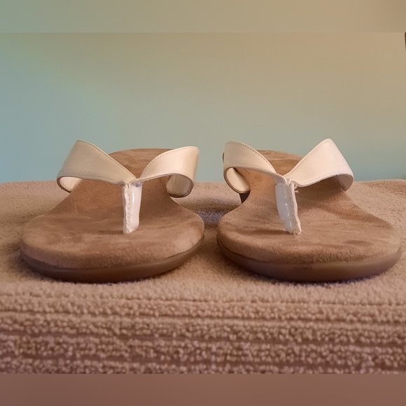 NWOT A2 by Aerosoles Beige Thong Kitten Heel Sandals - Picture 2 of 7